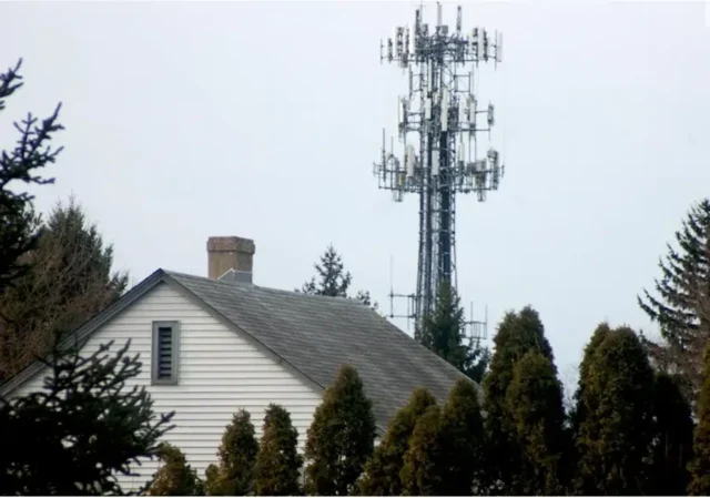 How Many 5G Cell Towers Are There? Cell Tower Dangers | Microwave Radiation | 5G | 6G | Large Cell Mast.
